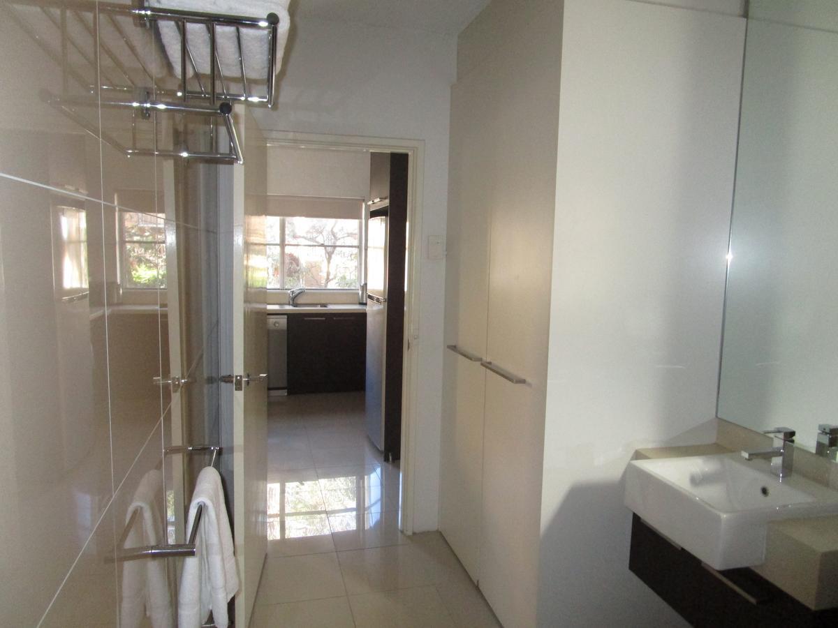 North Melbourne Retreat Apartment Bagian luar foto